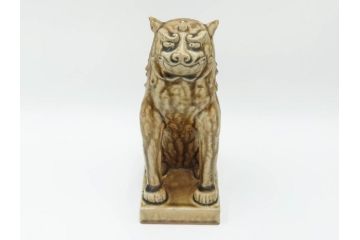 紫舟作　黄瀬戸釉　高さ 約24cm　威厳がありながらも愛嬌を感じさせる表情が魅力の高麗犬(記念品、狛犬、獅子、オブジェ、置物、ディスプレイ、陶磁器、共箱付)(R-084620)