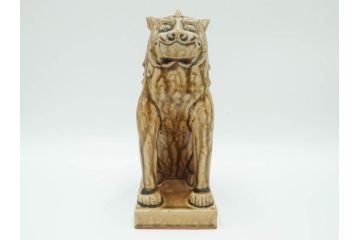 紫舟作　黄瀬戸釉　高さ 約24cm　威厳がありながらも愛嬌を感じさせる表情が魅力の高麗犬(記念品、狛犬、獅子、オブジェ、置物、ディスプレイ、陶磁器、共箱付)(R-084620)