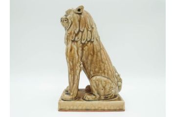 紫舟作　黄瀬戸釉　高さ 約24cm　威厳がありながらも愛嬌を感じさせる表情が魅力の高麗犬(記念品、狛犬、獅子、オブジェ、置物、ディスプレイ、陶磁器、共箱付)(R-084620)