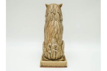 紫舟作　黄瀬戸釉　高さ 約24cm　威厳がありながらも愛嬌を感じさせる表情が魅力の高麗犬(記念品、狛犬、獅子、オブジェ、置物、ディスプレイ、陶磁器、共箱付)(R-084620)