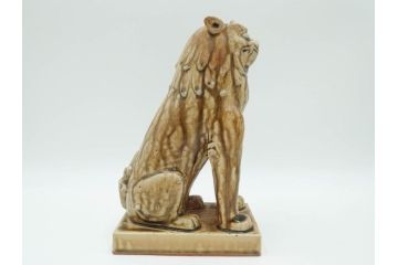 紫舟作　黄瀬戸釉　高さ 約24cm　威厳がありながらも愛嬌を感じさせる表情が魅力の高麗犬(記念品、狛犬、獅子、オブジェ、置物、ディスプレイ、陶磁器、共箱付)(R-084620)