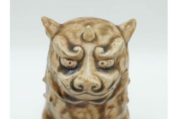 紫舟作　黄瀬戸釉　高さ 約24cm　威厳がありながらも愛嬌を感じさせる表情が魅力の高麗犬(記念品、狛犬、獅子、オブジェ、置物、ディスプレイ、陶磁器、共箱付)(R-084620)