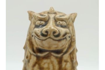 紫舟作　黄瀬戸釉　高さ 約24cm　威厳がありながらも愛嬌を感じさせる表情が魅力の高麗犬(記念品、狛犬、獅子、オブジェ、置物、ディスプレイ、陶磁器、共箱付)(R-084620)