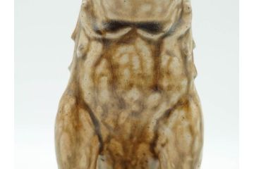 紫舟作　黄瀬戸釉　高さ 約24cm　威厳がありながらも愛嬌を感じさせる表情が魅力の高麗犬(記念品、狛犬、獅子、オブジェ、置物、ディスプレイ、陶磁器、共箱付)(R-084620)