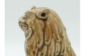 紫舟作　黄瀬戸釉　高さ 約24cm　威厳がありながらも愛嬌を感じさせる表情が魅力の高麗犬(記念品、狛犬、獅子、オブジェ、置物、ディスプレイ、陶磁器、共箱付)(R-084620)