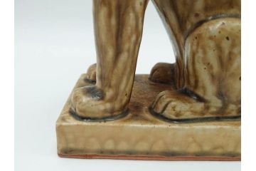 紫舟作　黄瀬戸釉　高さ 約24cm　威厳がありながらも愛嬌を感じさせる表情が魅力の高麗犬(記念品、狛犬、獅子、オブジェ、置物、ディスプレイ、陶磁器、共箱付)(R-084620)