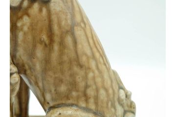紫舟作　黄瀬戸釉　高さ 約24cm　威厳がありながらも愛嬌を感じさせる表情が魅力の高麗犬(記念品、狛犬、獅子、オブジェ、置物、ディスプレイ、陶磁器、共箱付)(R-084620)