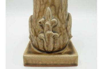 紫舟作　黄瀬戸釉　高さ 約24cm　威厳がありながらも愛嬌を感じさせる表情が魅力の高麗犬(記念品、狛犬、獅子、オブジェ、置物、ディスプレイ、陶磁器、共箱付)(R-084620)