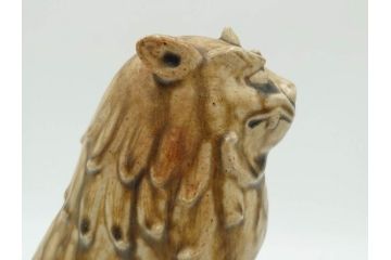 紫舟作　黄瀬戸釉　高さ 約24cm　威厳がありながらも愛嬌を感じさせる表情が魅力の高麗犬(記念品、狛犬、獅子、オブジェ、置物、ディスプレイ、陶磁器、共箱付)(R-084620)