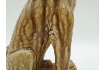 紫舟作　黄瀬戸釉　高さ 約24cm　威厳がありながらも愛嬌を感じさせる表情が魅力の高麗犬(記念品、狛犬、獅子、オブジェ、置物、ディスプレイ、陶磁器、共箱付)(R-084620)