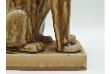 紫舟作　黄瀬戸釉　高さ 約24cm　威厳がありながらも愛嬌を感じさせる表情が魅力の高麗犬(記念品、狛犬、獅子、オブジェ、置物、ディスプレイ、陶磁器、共箱付)(R-084620)