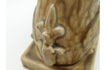 紫舟作　黄瀬戸釉　高さ 約24cm　威厳がありながらも愛嬌を感じさせる表情が魅力の高麗犬(記念品、狛犬、獅子、オブジェ、置物、ディスプレイ、陶磁器、共箱付)(R-084620)