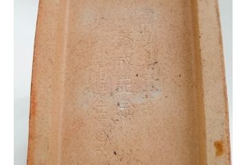 紫舟作　黄瀬戸釉　高さ 約24cm　威厳がありながらも愛嬌を感じさせる表情が魅力の高麗犬(記念品、狛犬、獅子、オブジェ、置物、ディスプレイ、陶磁器、共箱付)(R-084620)