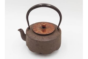 南部　尾垂型　銀象嵌提手　落ち着いた趣を感じる鉄瓶　(R-084622)