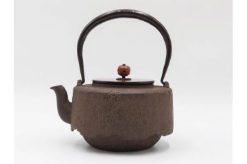 南部　尾垂型　銀象嵌提手　落ち着いた趣を感じる鉄瓶　(R-084622)