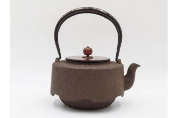 南部　尾垂型　銀象嵌提手　落ち着いた趣を感じる鉄瓶　(R-084622)