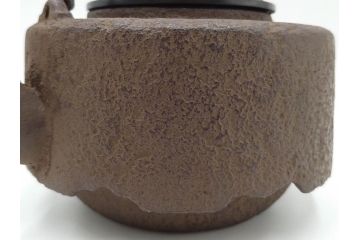 南部　尾垂型　銀象嵌提手　落ち着いた趣を感じる鉄瓶　(R-084622)