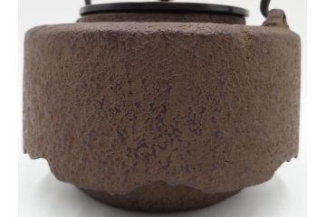 南部　尾垂型　銀象嵌提手　落ち着いた趣を感じる鉄瓶　(R-084622)