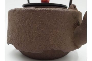 南部　尾垂型　銀象嵌提手　落ち着いた趣を感じる鉄瓶　(R-084622)