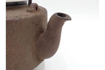 南部　尾垂型　銀象嵌提手　落ち着いた趣を感じる鉄瓶　(R-084622)