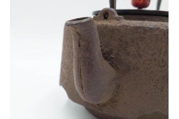 南部　尾垂型　銀象嵌提手　落ち着いた趣を感じる鉄瓶　(R-084622)