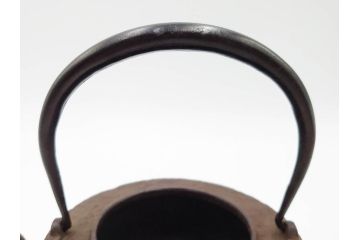 南部　尾垂型　銀象嵌提手　落ち着いた趣を感じる鉄瓶　(R-084622)