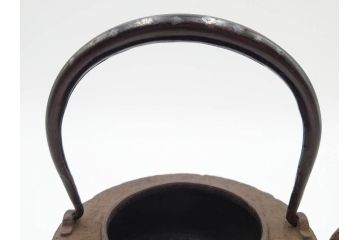 南部　尾垂型　銀象嵌提手　落ち着いた趣を感じる鉄瓶　(R-084622)