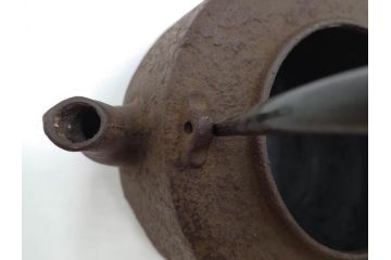 南部　尾垂型　銀象嵌提手　落ち着いた趣を感じる鉄瓶　(R-084622)