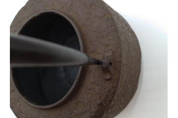 南部　尾垂型　銀象嵌提手　落ち着いた趣を感じる鉄瓶　(R-084622)