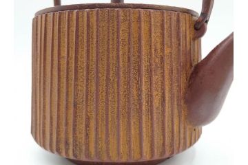 南部鉄器　伝統工芸士　現代の名工　佐藤勝久　利休型　蛇ノ目　伝統とモダンが融合した美しい佇まいの鉄瓶　(R-084623)