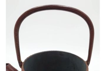 南部鉄器　伝統工芸士　現代の名工　佐藤勝久　利休型　蛇ノ目　伝統とモダンが融合した美しい佇まいの鉄瓶　(R-084623)