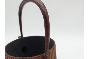 南部鉄器　伝統工芸士　現代の名工　佐藤勝久　利休型　蛇ノ目　伝統とモダンが融合した美しい佇まいの鉄瓶　(R-084623)