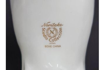 ノリタケ　NORITAKE　スタジオコレクション　秋田犬　高さ 約20cm　精悍な顔つきに惹かれるフィギュリン　(R-084626)