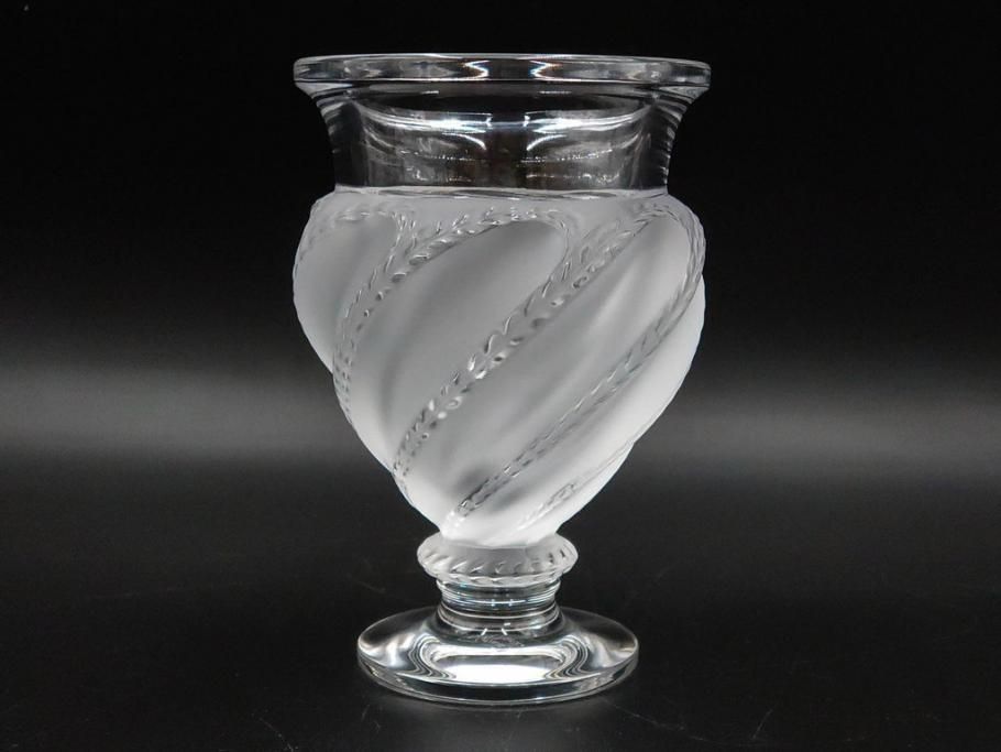 フランス　LALIQUE(ラリック)　エルムノンヴィル(ERMENOVILLE)　高さ 約15cm　光を柔らかく反射し空間に洗練された雰囲気を演出するフラワーベース　(R-084629)