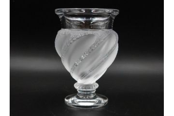 フランス　LALIQUE(ラリック)　エルムノンヴィル(ERMENOVILLE)　高さ 約15cm　光を柔らかく反射し空間に洗練された雰囲気を演出するフラワーベース　(R-084629)