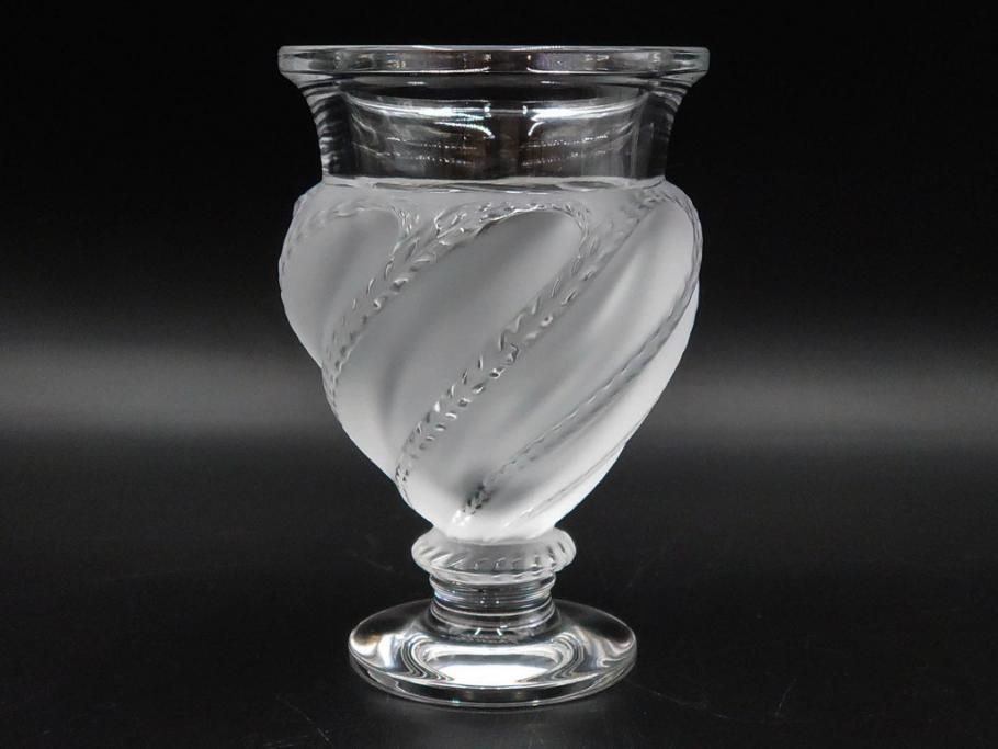 フランス　LALIQUE(ラリック)　エルムノンヴィル(ERMENOVILLE)　高さ 約15cm　光を柔らかく反射し空間に洗練された雰囲気を演出するフラワーベース　(R-084629)