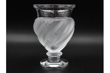 フランス　LALIQUE(ラリック)　エルムノンヴィル(ERMENOVILLE)　高さ 約15cm　光を柔らかく反射し空間に洗練された雰囲気を演出するフラワーベース　(R-084629)