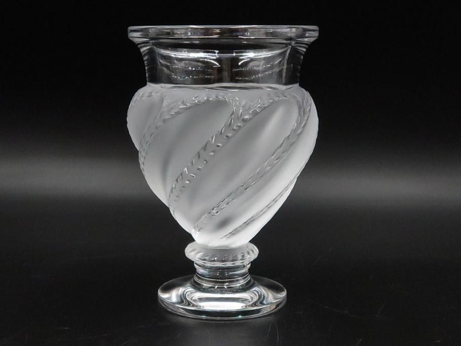フランス　LALIQUE(ラリック)　エルムノンヴィル(ERMENOVILLE)　高さ 約15cm　光を柔らかく反射し空間に洗練された雰囲気を演出するフラワーベース　(R-084629)