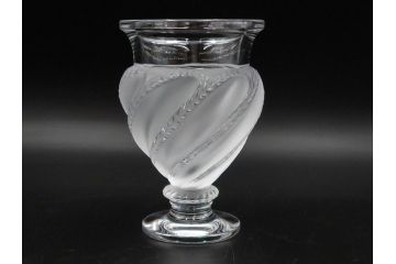 フランス　LALIQUE(ラリック)　エルムノンヴィル(ERMENOVILLE)　高さ 約15cm　光を柔らかく反射し空間に洗練された雰囲気を演出するフラワーベース　(R-084629)