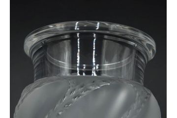 フランス　LALIQUE(ラリック)　エルムノンヴィル(ERMENOVILLE)　高さ 約15cm　光を柔らかく反射し空間に洗練された雰囲気を演出するフラワーベース　(R-084629)