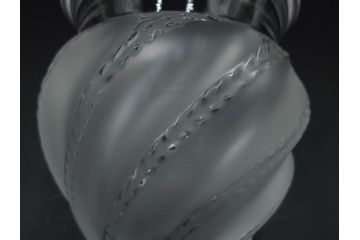 フランス　LALIQUE(ラリック)　エルムノンヴィル(ERMENOVILLE)　高さ 約15cm　光を柔らかく反射し空間に洗練された雰囲気を演出するフラワーベース　(R-084629)