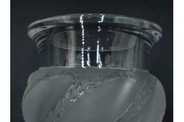 フランス　LALIQUE(ラリック)　エルムノンヴィル(ERMENOVILLE)　高さ 約15cm　光を柔らかく反射し空間に洗練された雰囲気を演出するフラワーベース　(R-084629)