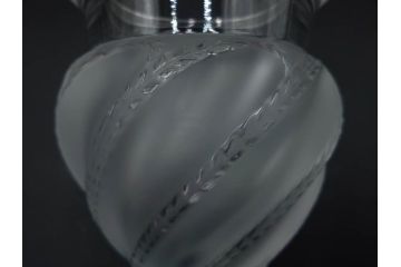 フランス　LALIQUE(ラリック)　エルムノンヴィル(ERMENOVILLE)　高さ 約15cm　光を柔らかく反射し空間に洗練された雰囲気を演出するフラワーベース　(R-084629)