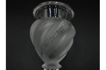 フランス　LALIQUE(ラリック)　エルムノンヴィル(ERMENOVILLE)　高さ 約15cm　光を柔らかく反射し空間に洗練された雰囲気を演出するフラワーベース　(R-084629)