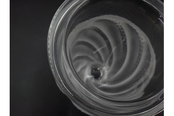 フランス　LALIQUE(ラリック)　エルムノンヴィル(ERMENOVILLE)　高さ 約15cm　光を柔らかく反射し空間に洗練された雰囲気を演出するフラワーベース　(R-084629)