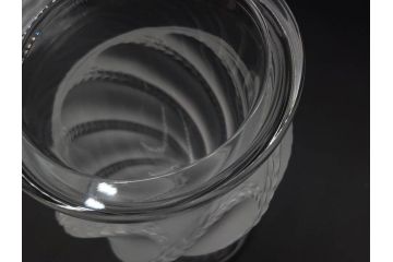 フランス　LALIQUE(ラリック)　エルムノンヴィル(ERMENOVILLE)　高さ 約15cm　光を柔らかく反射し空間に洗練された雰囲気を演出するフラワーベース　(R-084629)