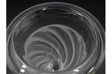 フランス　LALIQUE(ラリック)　エルムノンヴィル(ERMENOVILLE)　高さ 約15cm　光を柔らかく反射し空間に洗練された雰囲気を演出するフラワーベース　(R-084629)