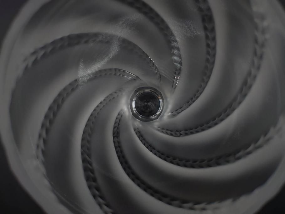 フランス　LALIQUE(ラリック)　エルムノンヴィル(ERMENOVILLE)　高さ 約15cm　光を柔らかく反射し空間に洗練された雰囲気を演出するフラワーベース　(R-084629)