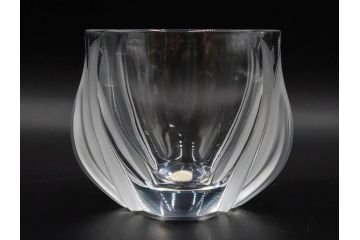 フランス　LALIQUE(ラリック)　チューリップ(TULIPES)　花びらを思わせる優雅な曲線が美しいフラワーベース　(R-084630)