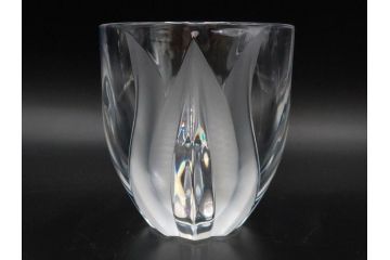 フランス　LALIQUE(ラリック)　チューリップ(TULIPES)　花びらを思わせる優雅な曲線が美しいフラワーベース　(R-084630)